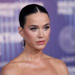 Katy Perry causa confusión al colgar fotos falsas de la gala Met en Nueva York