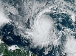 Beryl se fortalece a su paso por el Caribe y es el huracán de categoría 5 más precoz de los registros