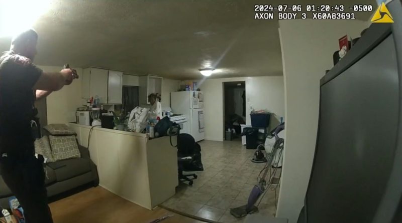 Imágenes de cámaras muestran a un policía disparando a una mujer negra desarmada