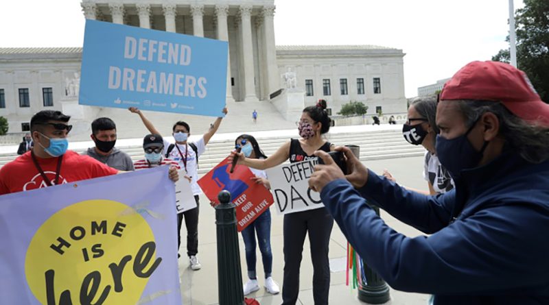 Soñadores piden a tribunal proteger su derecho a permanecer en EEUU