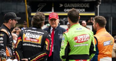 Trump hace otra visita deportiva en la carrera Daytona 500