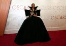 La alfombra roja de los Óscar reluce con mucho brillo, blanco y la moda «Wicked»