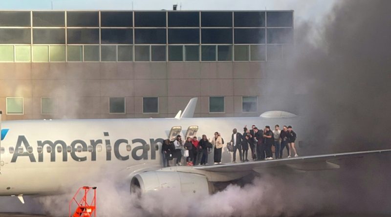 Una docena de heridos por un incendio en un avión tras su aterrizaje