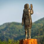 La estatua de Melania Trump desaparece misteriosamente en Eslovenia La estatua de Melania Trump desaparece misteriosamente en Eslovenia