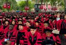 Harvard celebra su ceremonia de graduación empañada por arremetida de Trump