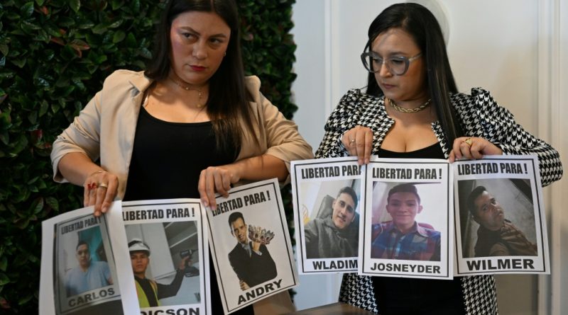Familiares de venezolanos deportados piden a Bukele en El Salvador poder visitarlos en prisión