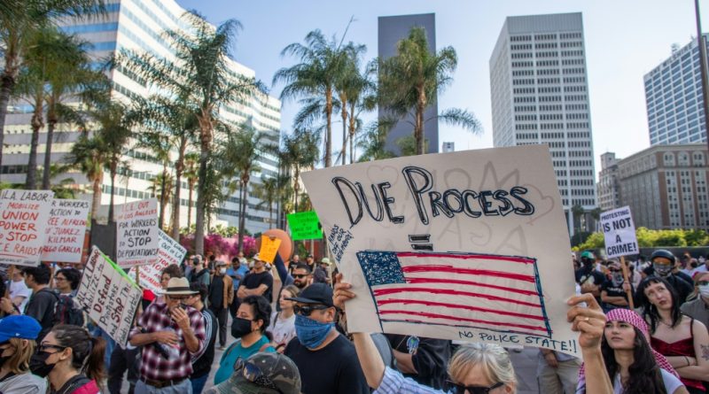 Trump defiende el despliegue militar en Los Ángeles y California prepara la batalla legal