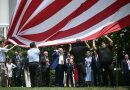 Trump decora el exterior de la Casa Blanca con banderas gigantes