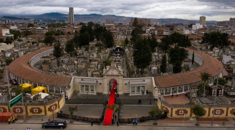 Colombia entierra a presidenciable asesinado sin Petro