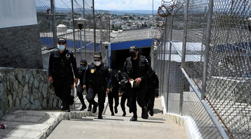 Liberados 11 guardias tomados como rehenes en cárceles de Guatemala
