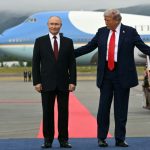 Putin rompe su aislamiento por la guerra en la alfombra roja de Trump