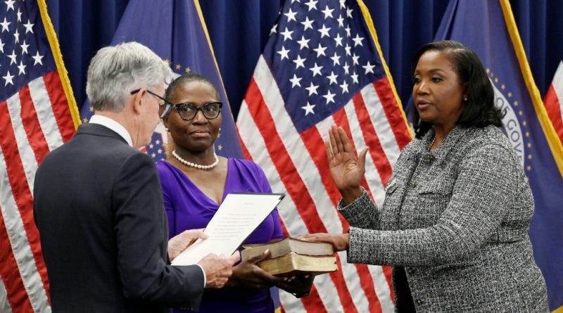 Gobernadora de la Fed Lisa Cook demanda a Trump por intentar despedirla