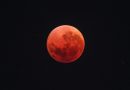 La «luna de sangre» emerge durante el eclipse total lunar
