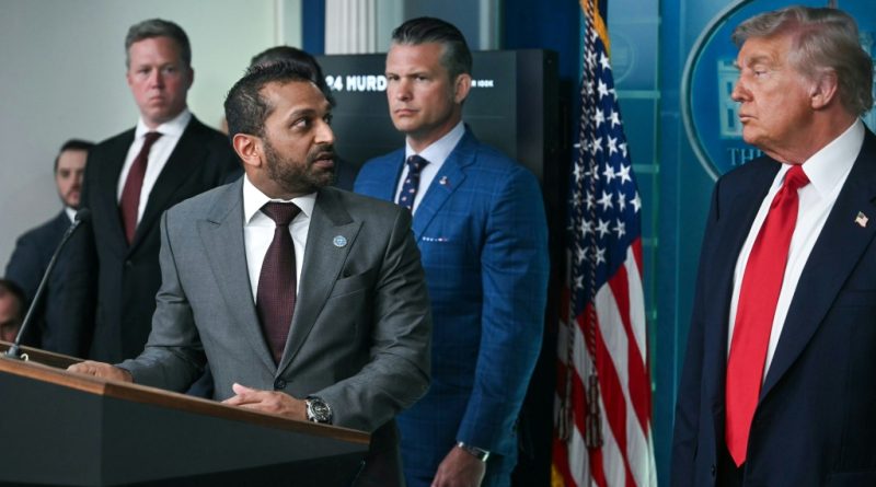 Tres exagentes del FBI acusan al actual director de politizar la agencia