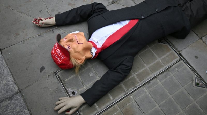 Tras manifestación lanzan muñeco de Trump en Londres