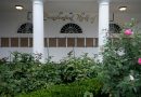 Trump cuelga una foto de una máquina de firmar automática en lugar de Biden en la Casa Blanca
