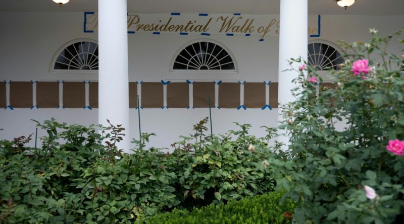 Trump cuelga una foto de una máquina de firmar automática en lugar de Biden en la Casa Blanca