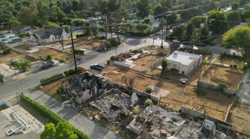 Una nube tóxica contamina casas que sobrevivieron a los incendios de Los Ángeles