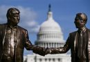 Estatua de Trump y Epstein de la mano es reinstalada cerca del Capitolio