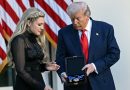 Trump condecora en una ceremonia póstuma al «mártir» asesinado Kirk