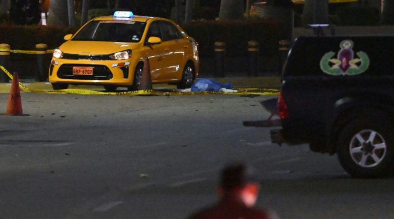 Un muerto tras explosión de auto en zona comercial de puerto de Ecuador