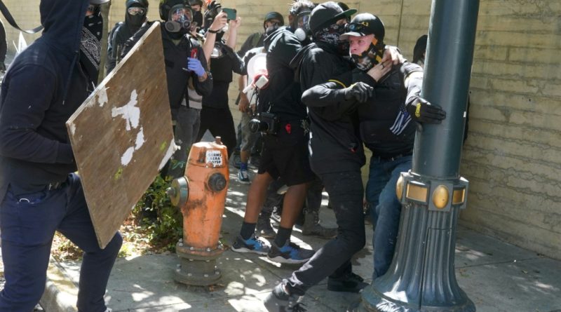 Miembros de Antifa enfrentan cargos de terrorismo por ataque a ICE