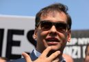 El excongresista George Santos sale libre después de que Trump conmutara su sentencia