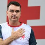 Un hijo de Bolsonaro sugiere que EEUU bombardee lanchas de narcos en Brasil