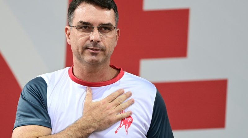 Un hijo de Bolsonaro sugiere que EEUU bombardee lanchas de narcos en Brasil