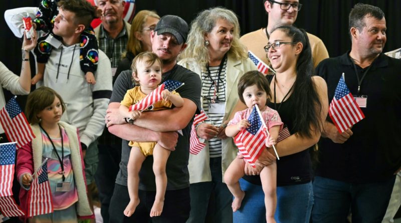 Reducen la admisión de refugiados, priorizando a los sudafricanos blancos Reducen la admisión de refugiados, priorizando a los sudafricanos blancos