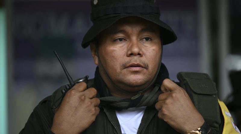 Colombia suspende a un general y al jefe de inteligencia por presuntos nexos con una guerrilla Colombia suspende a un general y al jefe de inteligencia por presuntos nexos con una guerrilla