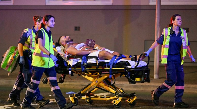 Un padre e hijo matan a 15 personas durante una festividad judía en una playa de Australia Un padre e hijo matan a 15 personas durante una festividad judía en una playa de Australia