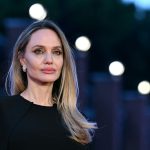 Angelina Jolie muestra las cicatrices de su mastectomía en la primera edición de Time France Angelina Jolie muestra las cicatrices de su mastectomía en la primera edición de Time France