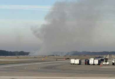 Un incidente de un avión causa un incendio en un aeropuerto de Washington Un incidente de un avión causa un incendio en un aeropuerto de Washington