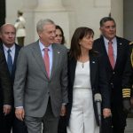 «Cuidadito le toca un pelo a un venezolano», dice Maduro al presidente electo de Chile