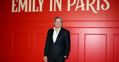 El director de Netflix promete seguir distribuyendo las películas de Warner Bros en cines en caso de adquisición El director de Netflix promete seguir distribuyendo las películas de Warner Bros en cines en caso de adquisición