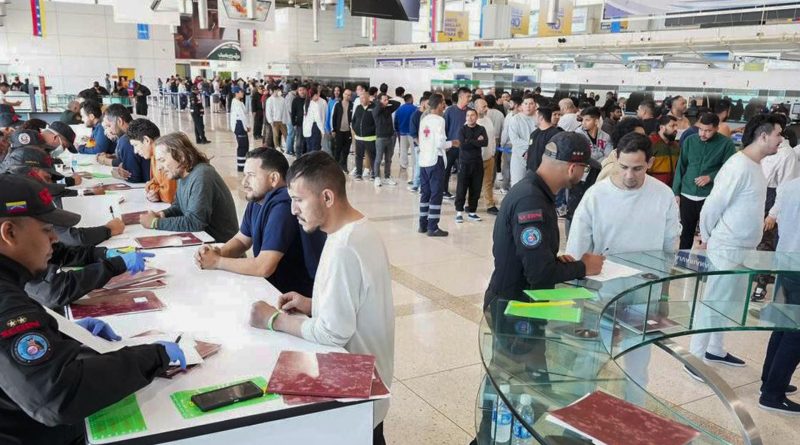 Llega a Venezuela un avión con 110 migrantes repatriados desde Llega a Venezuela un avión con 110 migrantes repatriados desde