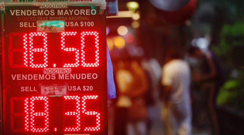 El dólar débil y el desempleo en EEUU golpean a los receptores de remesas en las Américas