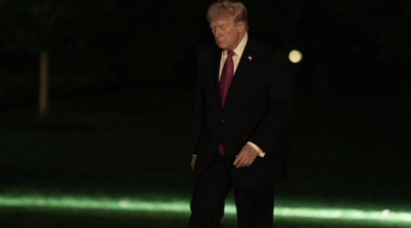 Trump afirma que EE.UU. se apoderó de un barco iraní que intentó burlar el bloqueo naval