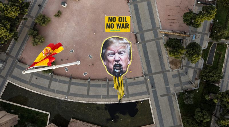 Greenpeace pide dejar los combustibles fósiles con pancarta de Trump «vomitando petróleo»