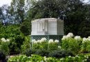 Melania Trump instala una nueva colmena en el jardín de la Casa Blanca para producir miel