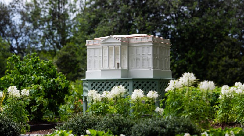 Melania Trump instala una nueva colmena en el jardín de la Casa Blanca para producir miel